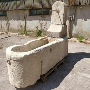 Antieke stenen fontein, 19e eeuw