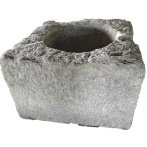 Margelle de puits ancienne en pierre calcaire taillé dun seul bloc, 18ème siècle