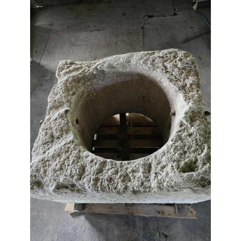 Margelle de puits ancienne en pierre calcaire taillé dun seul bloc, 18ème siècle