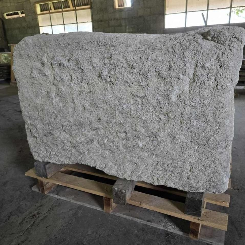 Margelle de puits ancienne en pierre calcaire taillé dun seul bloc, 18ème siècle