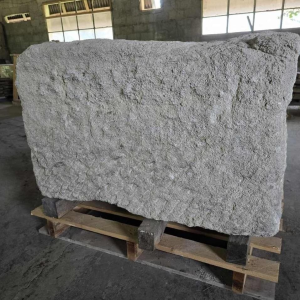 Margelle de puits ancienne en pierre calcaire taillé dun seul bloc, 18ème siècle