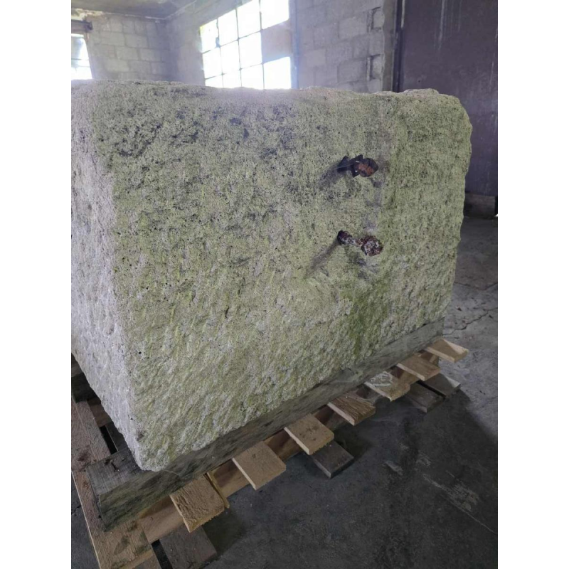 Antique well coping in limestone cut from a single block, 18th century