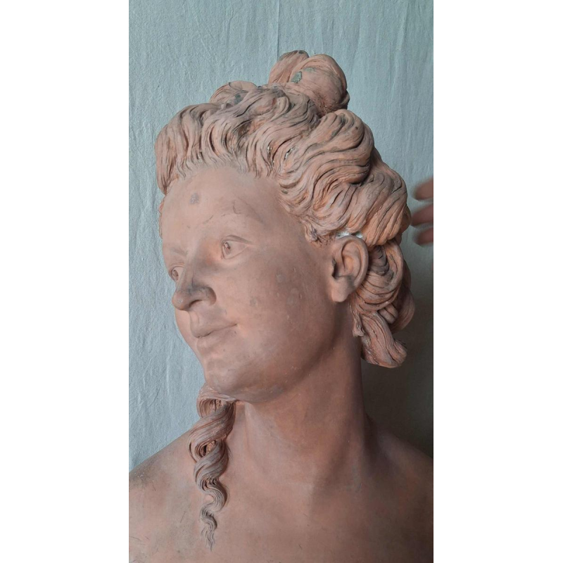 Buste de femme en terre cuite