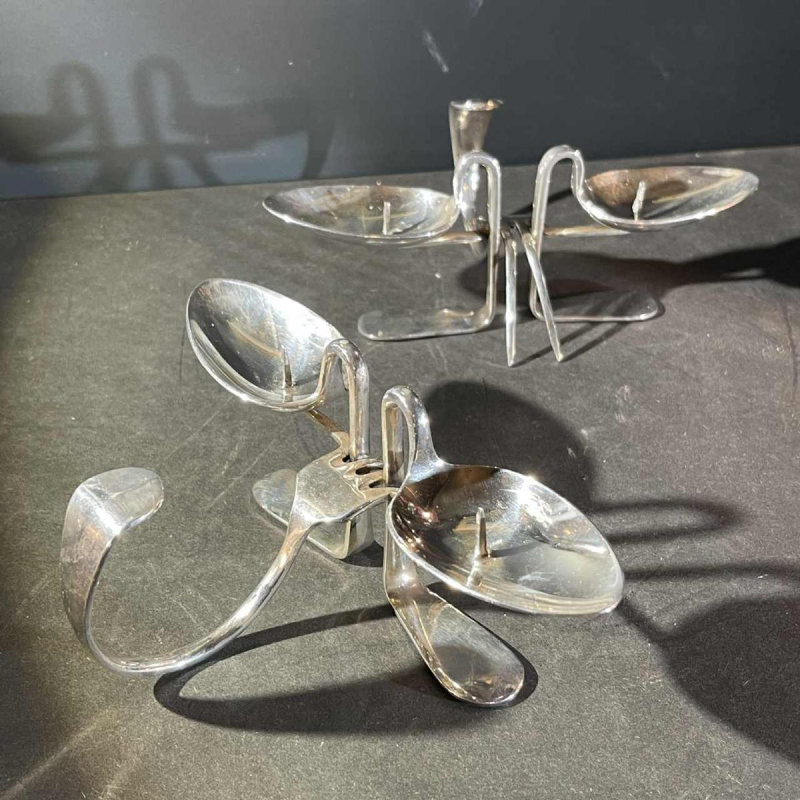 Paire de bougeoirs 'Couverts' en métal argenté, ca 1970