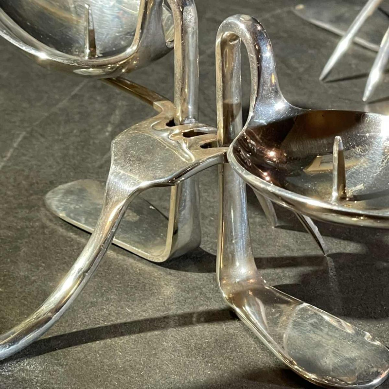 Paire de bougeoirs 'Couverts' en métal argenté, ca 1970