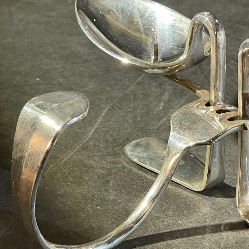 Paire de bougeoirs 'Couverts' en métal argenté, ca 1970