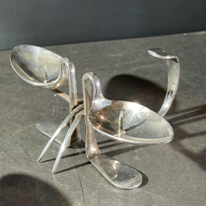 Paire de bougeoirs 'Couverts' en métal argenté, ca 1970