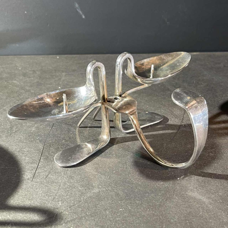 Paire de bougeoirs 'Couverts' en métal argenté, ca 1970