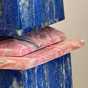 Sculpture 'Obélisque' en lapis lazuli & rhodochrosite, ca 1970