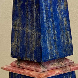 Sculptuur ‘Obelisk’ lapis lazuli & rhodochrosiet, ca 1970