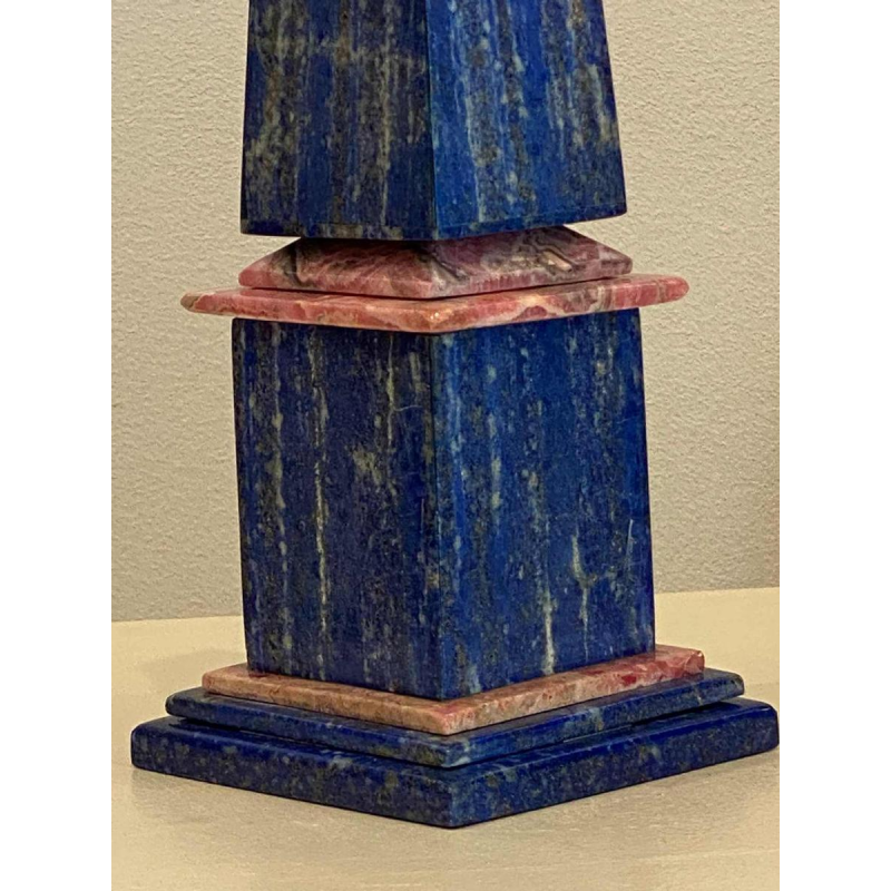Sculptuur ‘Obelisk’ lapis lazuli & rhodochrosiet, ca 1970