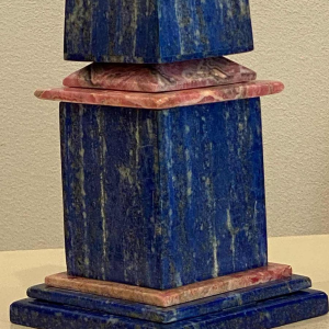 Sculptuur ‘Obelisk’ lapis lazuli & rhodochrosiet, ca 1970