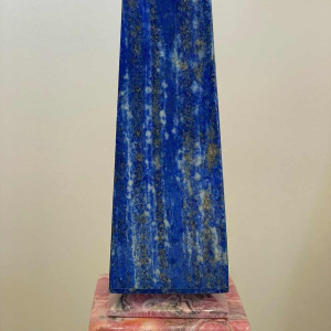 Sculptuur ‘Obelisk’ lapis lazuli & rhodochrosiet, ca 1970
