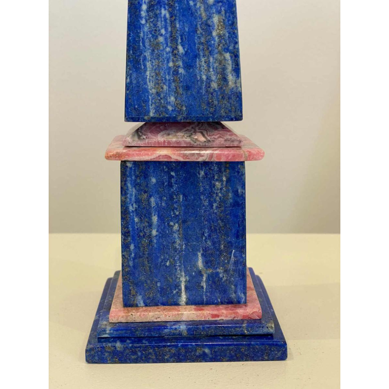 Sculptuur ‘Obelisk’ lapis lazuli & rhodochrosiet, ca 1970