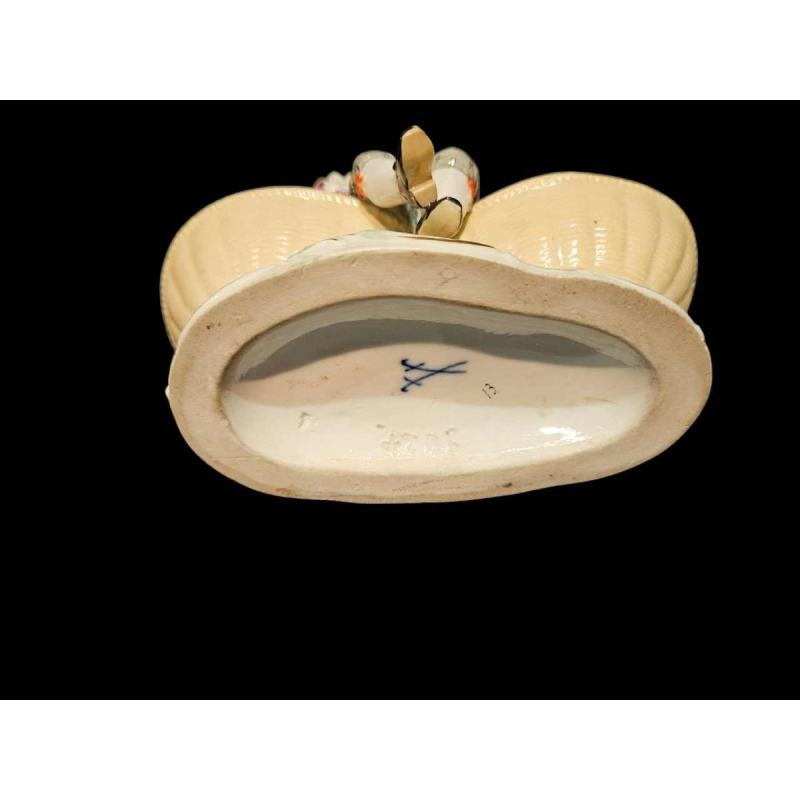 Meissen porselein 'Kind met manden' zoutkelder polychroom beeldje, 19e eeuw