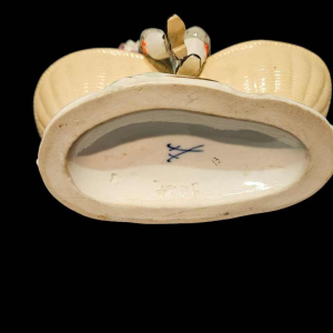 Porcelaine de Meissen 'Enfant aux paniers' salière statuette polychrome, XIXe s