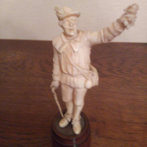 "L'homme à la rose" sculpture personnage en ivoire, socle tonneau en bois, Nuremberg XVIIIe s