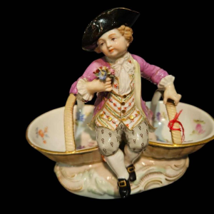 Meissen porselein 'Kind met manden' zoutkelder polychroom beeldje, 19e eeuw