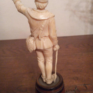 "De man met de roos" ivoren figuur sculptuur, houten ton basis, Neurenberg 18e eeuw