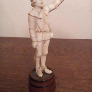 "L'homme à la rose" sculpture personnage en ivoire, socle tonneau en bois, Nuremberg XVIIIe s