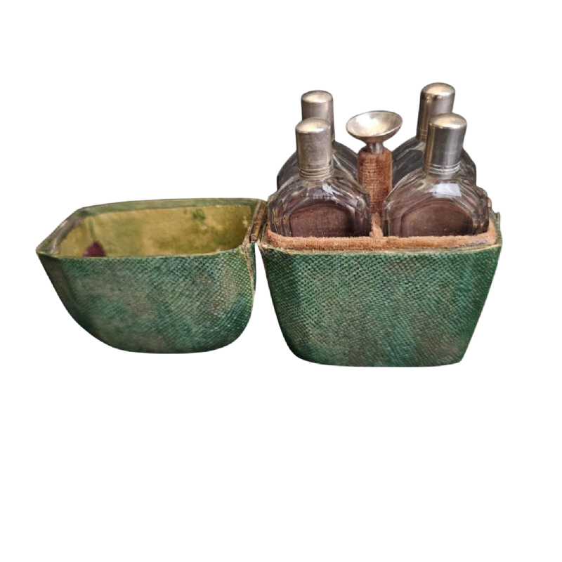 Nécessaire / boîte à parfum de voyage en galuchat, 4 flacons et entonnoir en argent, fin XVIIIe s