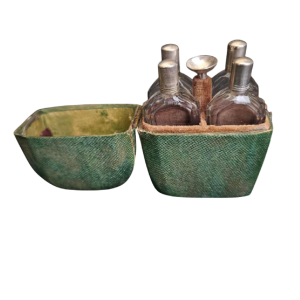 Travel set / perfume box in shagreen, 4 silver bottles and funnel, late 18th century