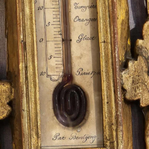 Barometer volgens Reaumur in verguld houtsnijwerk door H. Calais, Brugge 18e eeuw
