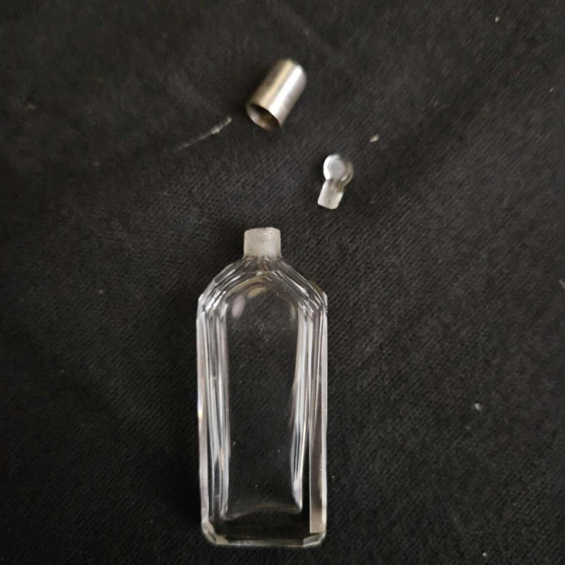 Nécessaire / boîte à parfum de voyage en galuchat, 4 flacons et entonnoir en argent, fin XVIIIe s