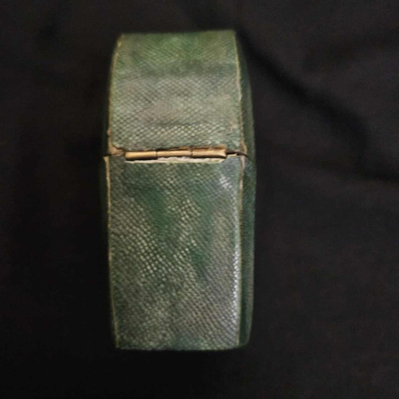 Reisset / parfumdoosje in shagreen, 4 zilveren flesjes en trechter, laat 18e eeuw