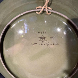 ZUID HOLLAND PLATEELBAKKERIJ " WM ", Grand Plat Art Nouveau Céramique, ca 1910
