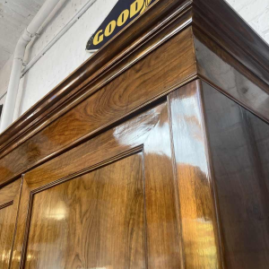 Linnenkast in notenhout met glanzende patina, begin 20e eeuw