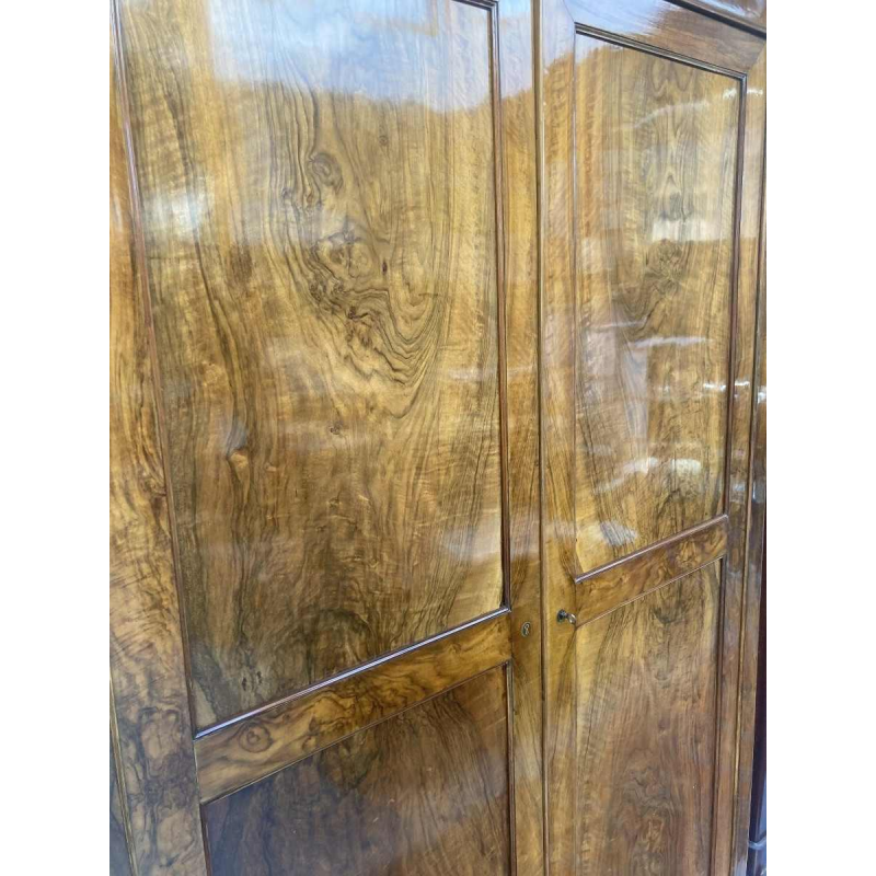 Meuble lingère en noyer à patine brillante, début XXe s