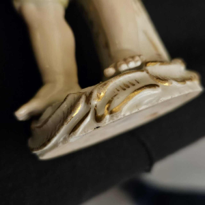 Porcelaine de Meissen, figurine 'L'enfant au panier' Allemagne fin XIXe s