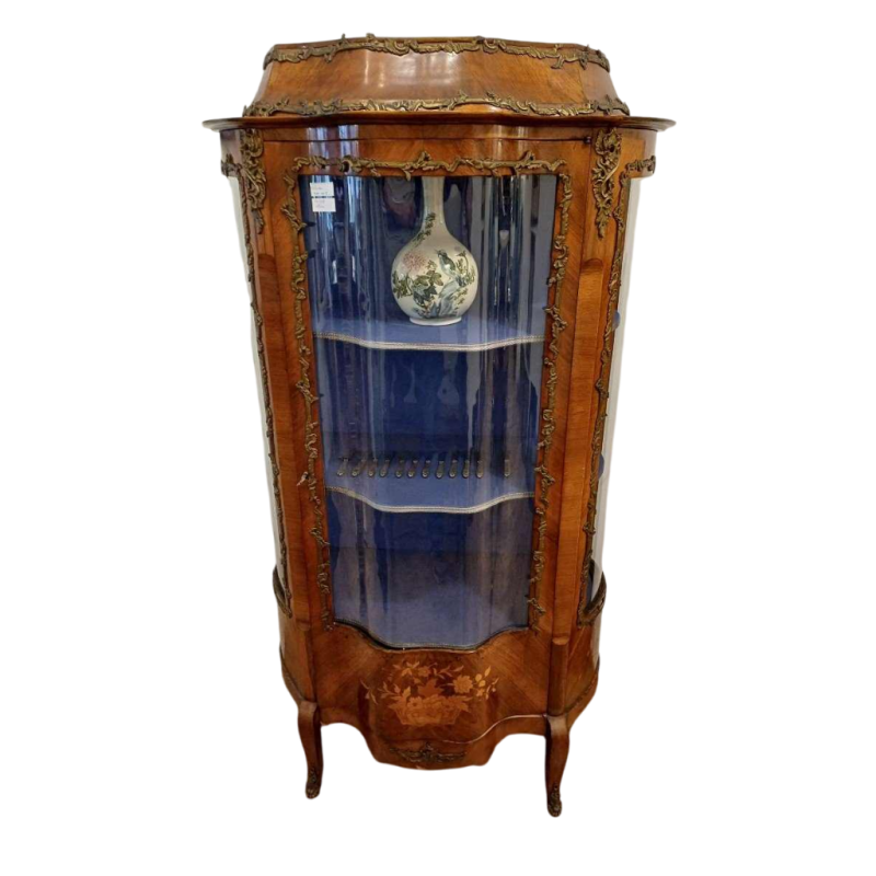 Vitrine de style Louis XV, placage et marqueterie de noyer, bronzes et verre bombé, fin XIXe s
