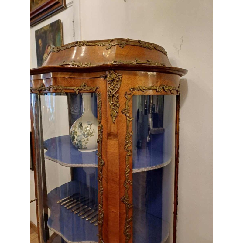 Vitrinekast in Lodewijk XV-stijl, fineer en inlegwerk van notenhout, brons en gebogen glas, eind 19e eeuw
