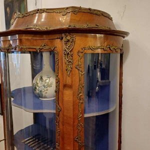 Vitrinekast in Lodewijk XV-stijl, fineer en inlegwerk van notenhout, brons en gebogen glas, eind 19e eeuw