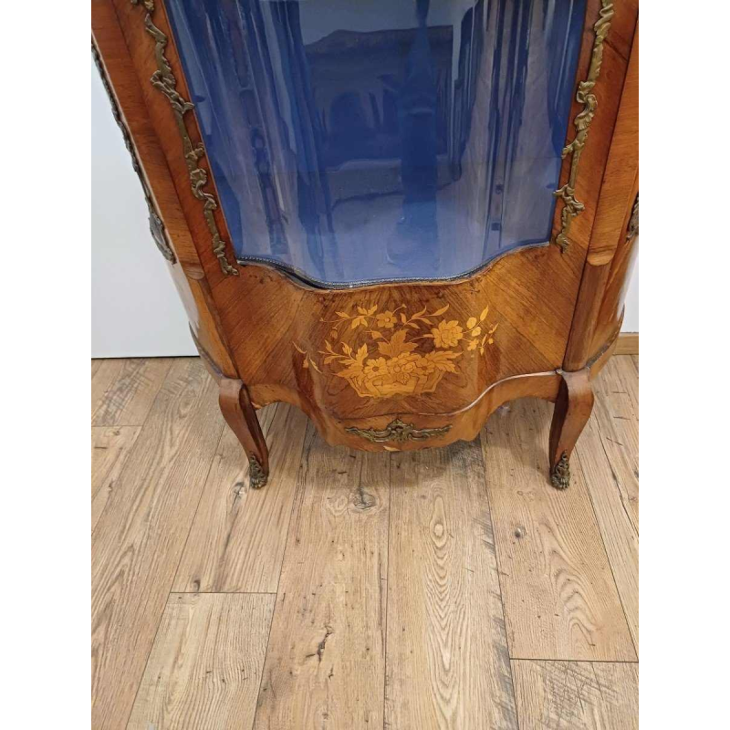 Vitrinekast in Lodewijk XV-stijl, fineer en inlegwerk van notenhout, brons en gebogen glas, eind 19e eeuw