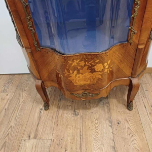 Vitrinekast in Lodewijk XV-stijl, fineer en inlegwerk van notenhout, brons en gebogen glas, eind 19e eeuw
