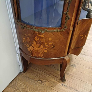 Louis XV style display cabinet, walnut veneer and marquetry, bronze fittings and curved glass, late 19th century