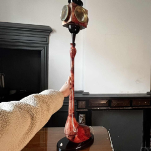 ALDO TURA, lampe a` poser / lampadaire 'Oiseau', parchemin peau de che`vre rouge laque´, Italie ca 1950