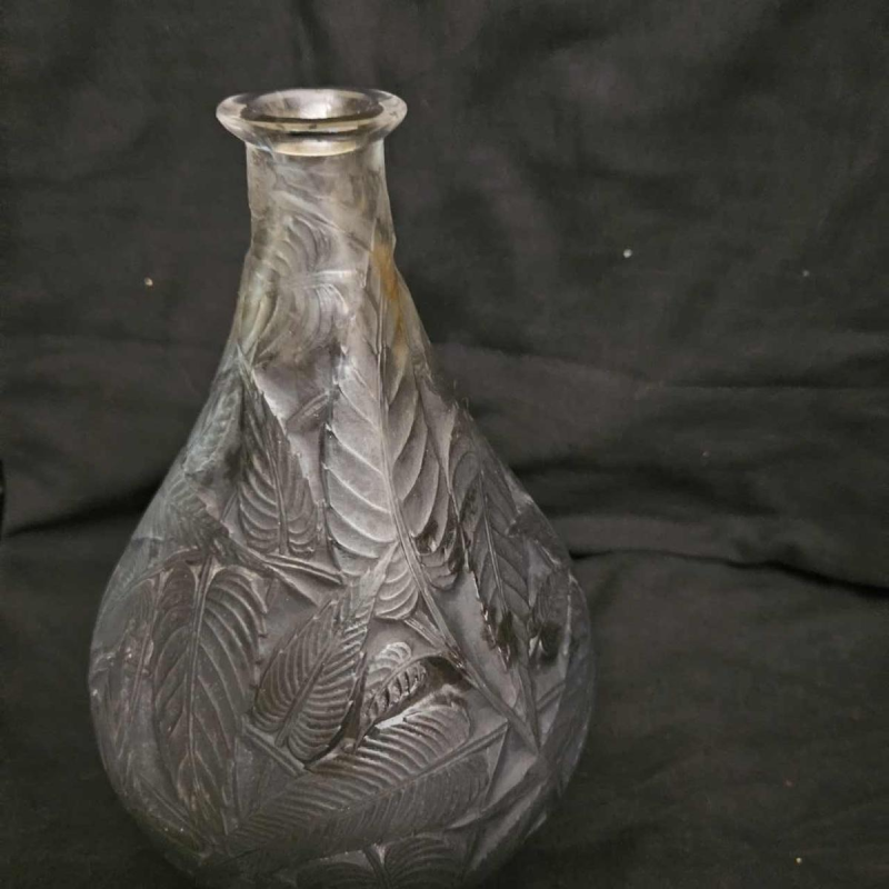 R. Lalique, vase Art Déco "Sauge" en verre soufflé moulé patiné gris, créé avant 1937