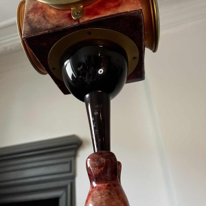 ALDO TURA, lampe a` poser / lampadaire 'Oiseau', parchemin peau de che`vre rouge laque´, Italie ca 1950