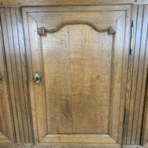 Grote eikenhouten dressoir met dubbele romp uit het begin van de 20e eeuw.