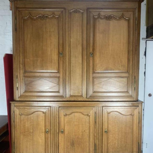 Grote eikenhouten dressoir met dubbele romp uit het begin van de 20e eeuw.