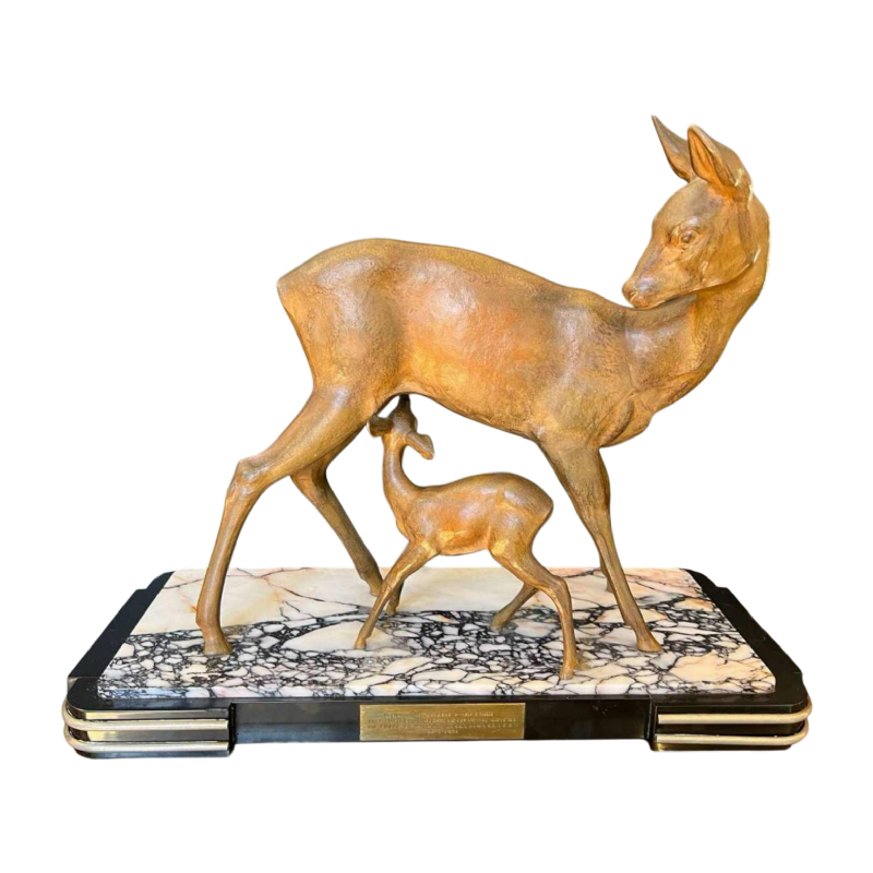 Carell 'Biche et son faon' sculpture Art Déco en régule sur socle en marbre, ca 1930