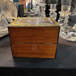 Théodore ANNEE, gestempeld geëmailleerd parfumdoosje, 19e eeuw