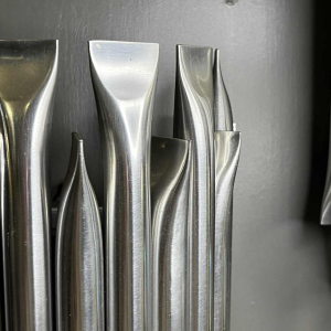 RAAK 'Concorde' paar wandlampen, 'orgelpijp' type in geborsteld aluminium, ca 1970