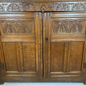 Crédence en chêne sculpté et marqueté, France 17ème siècle