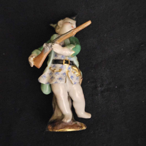 Porcelaine de Meissen, figurine 'Enfant au fusil', Allemagne fin XIXe s