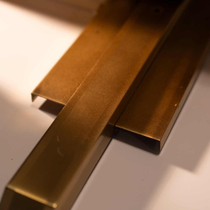 DEKNUDT, paire d'appliques en laiton doré, style Hollywood Regency, ca 1970